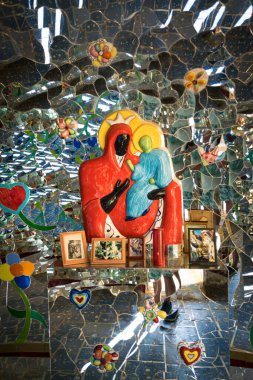 Capalbio, İtalya - 24 Haziran 2017: Tarot Garden, İtalyanca: 'Giardino dei Tarocchi', Niki de Saint Phalle, Toskana bölgesi tarafından yaratılan ezoterik tarot tabanlı muhteşem bir heykel bahçesi..