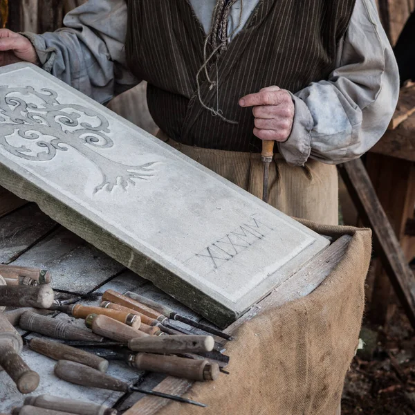 Vicenza Italië December 2019 Stonemason Snijdt Vormt Steen Met Een — Stockfoto