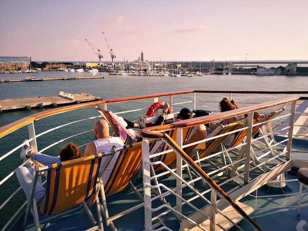 Los Pasajeros Ferry Relajarse Tumbonas Mientras Vacaciones — Foto de Stock