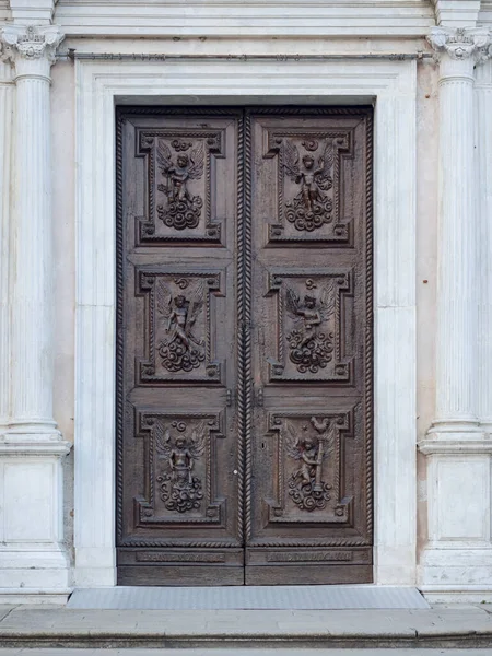 Esculpido Portal Madeira Com Cenas Santos Uma Antiga Igreja Italiana — Fotografia de Stock