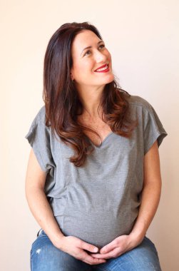 Güzel, hamile bir kadının portresi.