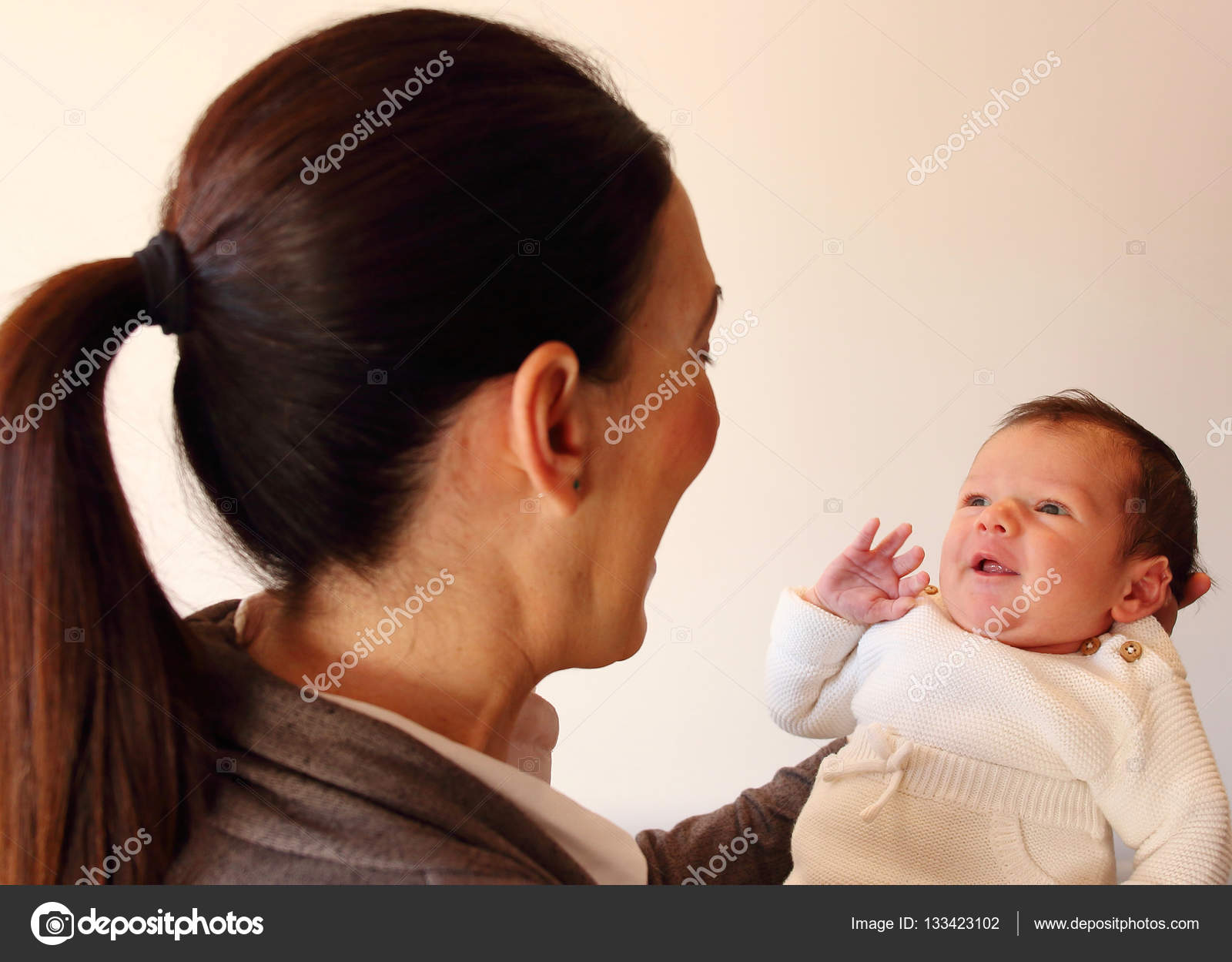 Deux Semaines Petit Bebe Souriant Tenir Par Les Mains De Sa Mere Image Libre De Droit Par Nachosuch C Deux Semaines Petit Bebe Souriant Tenir Par Les Mains De Sa Mere Image Libre De Droit Par Nachosuch C