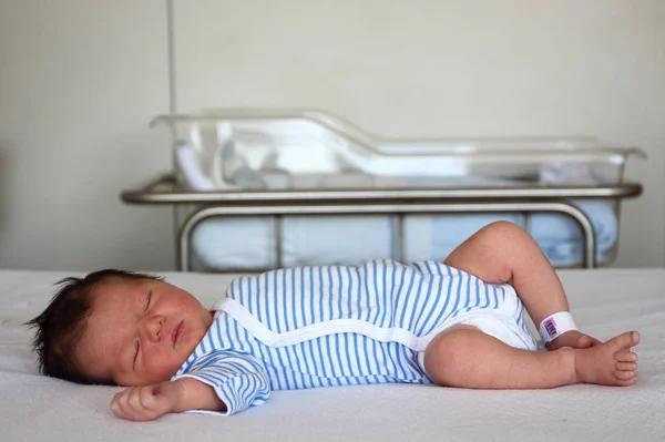 Dulce bebé recién nacido acostado en la cama solo dos días después de su llegada —  Fotos de Stock