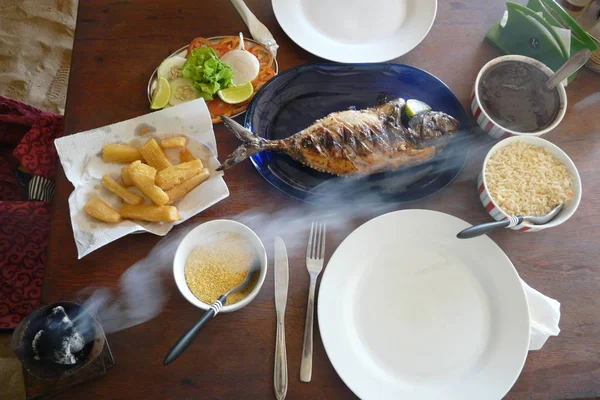 Fried snapper fish as it is served in Bahia do Porcos Restaurant, Fernando Noronha, Brazil — Stock Photo, Image