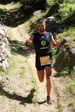 Benasque, İspanya - 24 Temmuz 2016: Trail koşucular son kendi acele bir Gran Trail Aneto Posets (Gtap) 2016 beş yarış sırasında bitiş çizgisine ulaşmak için zor iterek