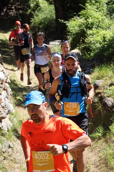 Benasque, España - 24 de julio de 2016: Corredores de senderos presionando fuertemente en su última carrera para llegar a la meta durante una de las cinco carreras del Gran Sendero Aneto Posets (GTAP) de 2016 — Foto de Stock