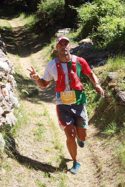 Benasque, spanien - 24. juli 2016: trailläufer, die bei einem der fünf rennen des gran trail aneto posets (gtap) des jahres 2016 auf ihrem letzten spurt zum ziel drängen — Stockfoto
