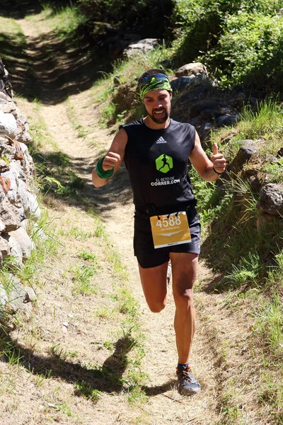 Benasque, España - 24 de julio de 2016: Corredores de senderos presionando fuertemente en su última carrera para llegar a la meta durante una de las cinco carreras del Gran Sendero Aneto Posets (GTAP) de 2016 — Foto de Stock