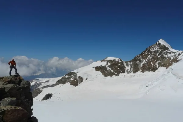 Escalade dans la route du haut zermatt, les Alpes, l'Italie & la Suisse — 图库照片