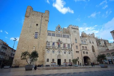 Narbonne Ortaçağ belediye binasının ana görünümde bir güneşli kış gününde