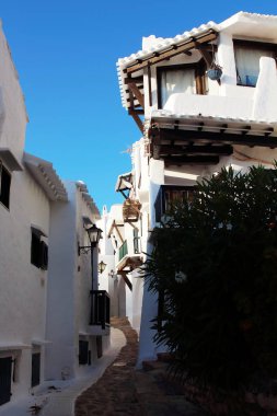 Relax ve yalnızlık Menorca Adası, Ispanya bir Akdeniz köyünün muhteşem beyaz duvarlı sokaklarında