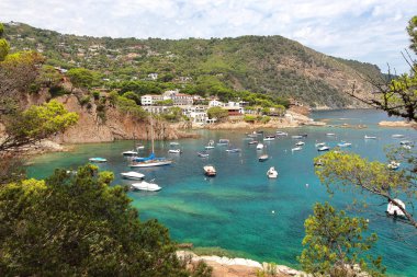Kristal suları yakın güzel bir plaj ve köy Fornells, Akdeniz, Katalonya, İspanya