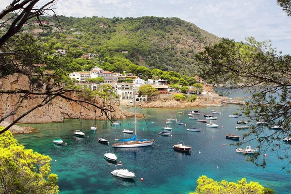 Crystal wateren dicht bij het prachtige strand en dorp van Fornells, Middellandse Zee, Catalonië, Spanje Stockfoto