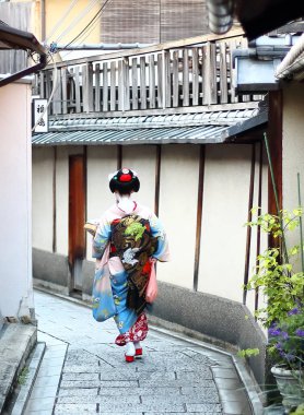 Bir maiko öğleden sonra bir çay evi, Kyoto, Japonya arayan Gion mahallesokaklarında yürüyüş