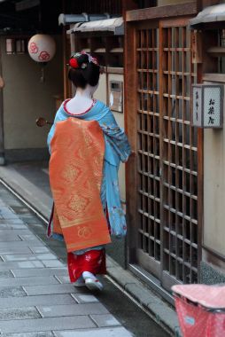 Bir maiko girmeden Miyagawacho mahallede bir çay evi sıcak yaz akşamı sırasında Kyoto, Japonya