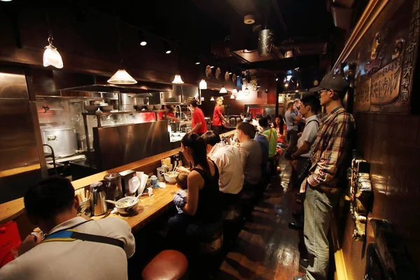 日本东京-8 月，2 日至 2017 年： 当地人混入少量游客餐饮拉面在门牙武藏餐馆里，也许在新宿附近最好的拉面选项 — 图库照片