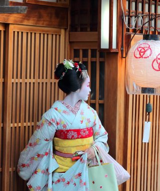 Kyoto, Japonya - 2017, Ağustos, 11: Miyagawacho mahallede bir çay evden çıkarken bir maiko. Yüzyıllar önce bu kadın eğlence çok popüler oldu, ama birkaç yüz şimdi Japonya'da bulunabilir