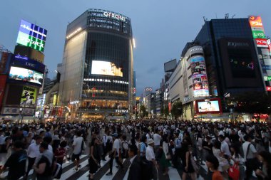 Tokyo, Japonya - 3 Ağustos 2017 in: insanlar ve Shibuya geçmek, bir Tokyo gece hayatı ve iş için en ünlü noktalar ve busiests crosswalks dünya çapında biri trafik