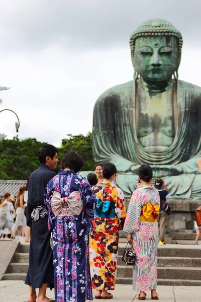 Kamakura, Japão - 4 de agosto de 2017: centenas de peregrinos, turistas e pessoas locais visitam todos os dias o Daibutsu, a famosa grande estátua de bronze do Buda colocada no Templo Kotokuin em Kamakura, Japão — Fotografia de Stock