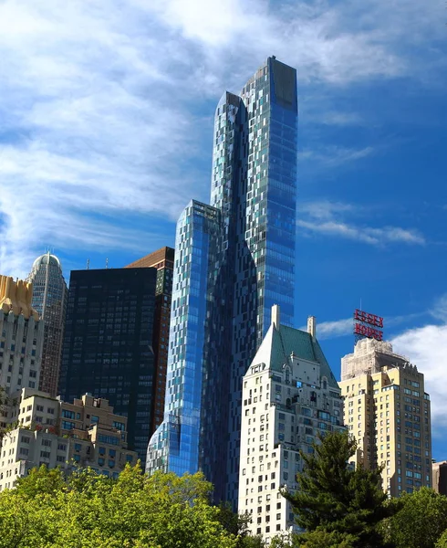 Manhattan, NYC, USA - 22 settembre 2017: Veduta principale dell'hotel JW Marriott Essex e degli skycraper circostanti da Central Park. Inaugurato nel 1931, dispone di 426 camere di lusso in stile Art Deco e 101 suite — Foto Stock