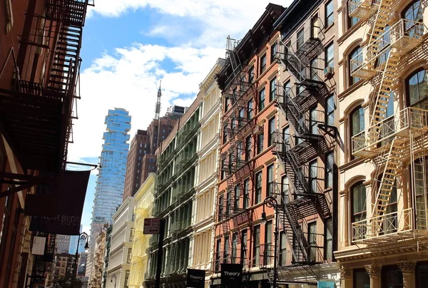 Brooklyn, Nyc, Amerika Birleşik Devletleri - 22nd Eylül 2017: Tipik yangın çıkış merdivenleri şaşırtıcı Brooklyn mahallede 1898 yılında New York şehrinin bir parçası haline geldi özgün bir Hollandalı yerleşim bulunabilir