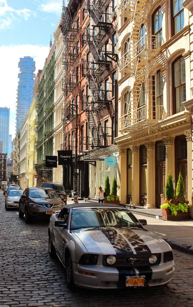 Brooklyn, NYC, USA - 22 settembre 2017: Tipiche scale antincendio si trovano nel fantastico quartiere di Brooklyn, un insediamento olandese che divenne parte di New York nel 1898 — Foto Stock