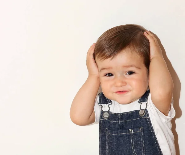 Små Bedårande Elva Månader Gammal Baby Poserar Framför Kameran — Stockfoto