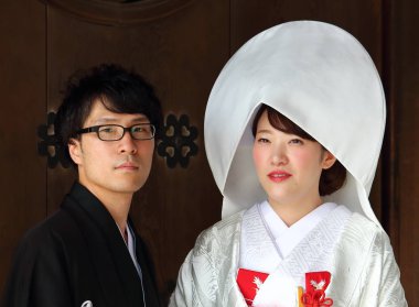 Tokyo, Japonya - 5 Ağustos 2017: Meiji Jingu Tapınağı'nda bir Japon çift onların düğün günü. Tapınak evlilik törenleri bir binlerce turist ile karıştırın halk için popüler bir sitedir.