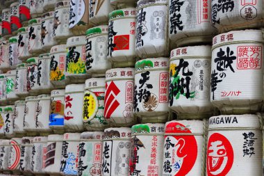 Tokyo, Japonya - 5 Ağustos 2017: Meiji-Jingu Tapınağı'nda, Japonya'nın dört bir yanından gelen sake biraları tarafından bağışlanan Sake Fıçıları (Japon pirinç şarabı) türbe törenleri ve festivaller için kullanılıyor.