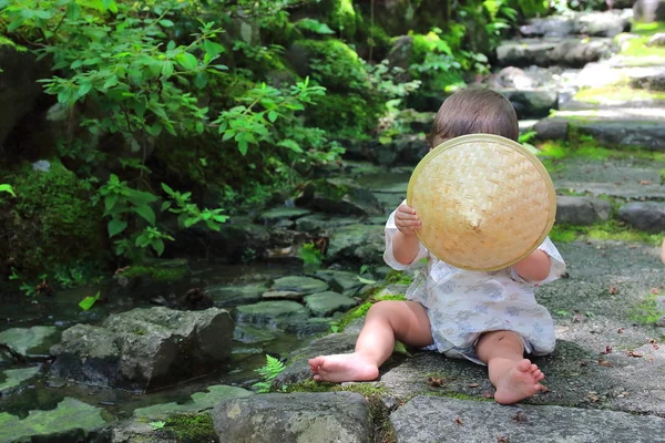 Maleństwo Noszenie Yukata Tradycyjny Zwyczaj Bawi Las Liście Siedząc Nad — Zdjęcie stockowe