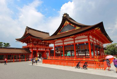 Kyoto, Japonya - 10 Ağustos, 2017: Fushimi Inari Taisha tapınak ana giriş binalarda. Bir dağ Bankası'yerleştirilen küçük toriis yüzlerce zirveye kadar yollar içerir.