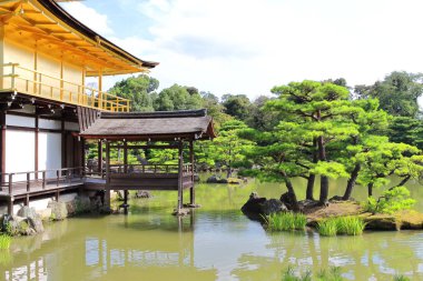 Tapınağın Kinkakuji büyük bitki örtüsü ile Kyoto, Japonya çevrili, olarak da bilinen Golden Pavilion, ana binanın balkon görünümü.