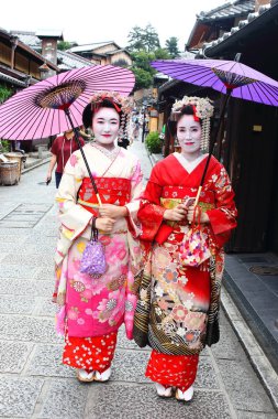 Kyoto, Japonya-Ağustos, 11., 2017: genç Japon kız giyinmiş geyşa'nın özel bir yürüyüş içinde taş döşeli yollar Ninenzaka ve Sannenzaka dünya mirası Kiyomizu tapınağa kadar yol alarak