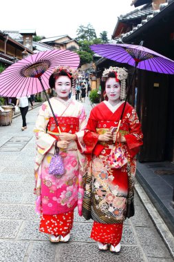 Kyoto, Japonya-Ağustos, 11., 2017: genç Japon kız giyinmiş geyşa'nın özel bir yürüyüş içinde taş döşeli yollar Ninenzaka ve Sannenzaka dünya mirası Kiyomizu tapınağa kadar yol alarak