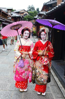 Kyoto, Japonya-Ağustos, 11., 2017: genç Japon kız giyinmiş geyşa'nın özel bir yürüyüş içinde taş döşeli yollar Ninenzaka ve Sannenzaka dünya mirası Kiyomizu tapınağa kadar yol alarak
