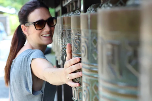 Junge Schöne Frau Rollt Buddhistische Gebetszylinder Des Kodaiji Tempels Kyoto — Stockfoto