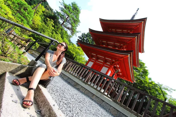 Mulher Branca Bonita Nova Posando Frente Câmera Com Pagode Koyasu — Fotografia de Stock