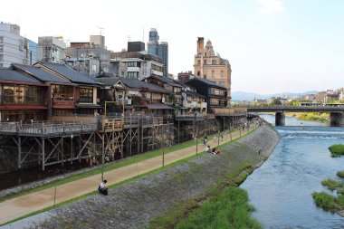 Kamo Nehri ana görünümde mesire restoran ve Bar Kyoto'nın eski şehir binaları ile birçok teraslı arka plan, Gion, Kyoto, Japonya.