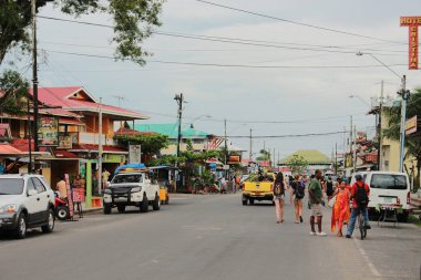 Bocas del Toro, Panama - 10 Ağustos 2014: turist ve gezginler zevk bir yürüyüş Bocas del Toro şehir waterfront Bar ve Teras yakın bir uzun etkinliği günün ardından.
