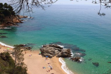 Cala Boadella, la Costa Brava seaside, Lloret de Mar, Girona, Katalonya, İspanya en şaşırtıcı gizli noktalar havadan görünümü.