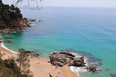 Cala Boadella, la Costa Brava seaside, Lloret de Mar, Girona, Katalonya, İspanya en şaşırtıcı gizli noktalar havadan görünümü.