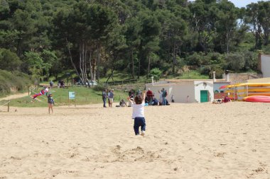 Palamos, Katalonya, İspanya - 30 Nisan, 2018: Platja Castell sahilde onların vaktinizi küçük bebekler. Bu iyi bilinen 