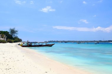 Lombok, Endonezya 'daki en etkileyici yerlerden biri olan Gili Trawangan adasındaki Sörf Noktası plajı ile Harbor plajı arasındaki kıyı şeridinin ana görüntüsü..