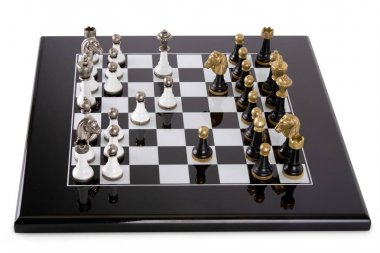 Ortasında bir satranç oyunu