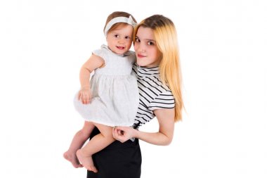 Beyaz bir arka plan üzerinde iki kuzen. Bebek ve yetişkin.