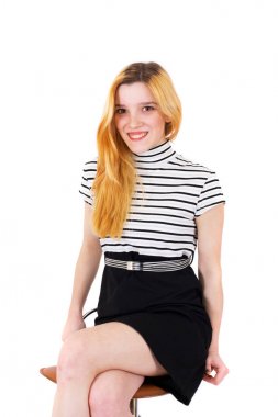 dışkı beyaz arka plan oturan genç çekici sarışın kız