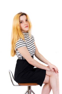 dışkı beyaz arka plan oturan genç çekici sarışın kız