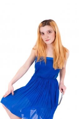 Sandalye beyaz arka plan oturan genç çekici sarışın kız 