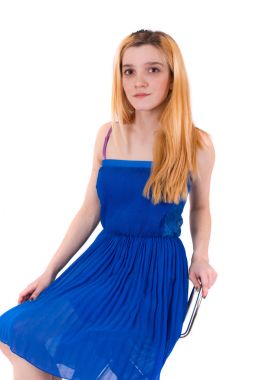 Sandalye beyaz arka plan oturan genç çekici sarışın kız 