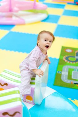 Yeni doğan bebek eğlence merkezi bir atlıkarınca sürme